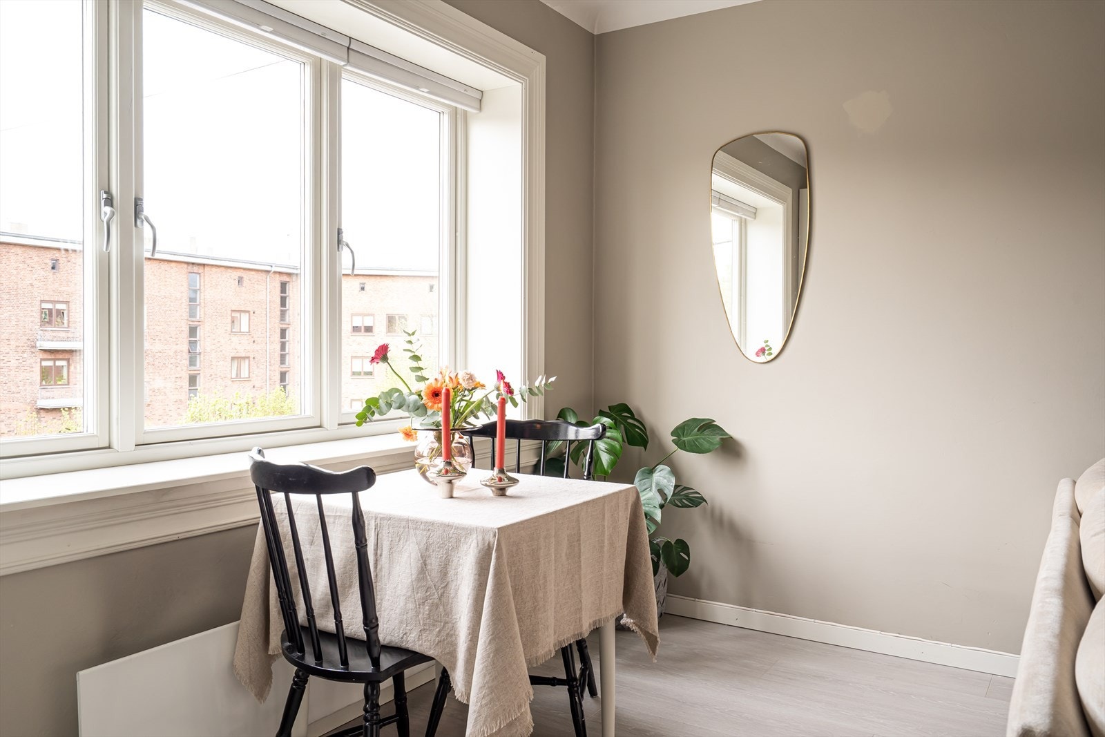 Med en takhøyde på ca. 2,55 meter føles rommet luftig. Galleribilde