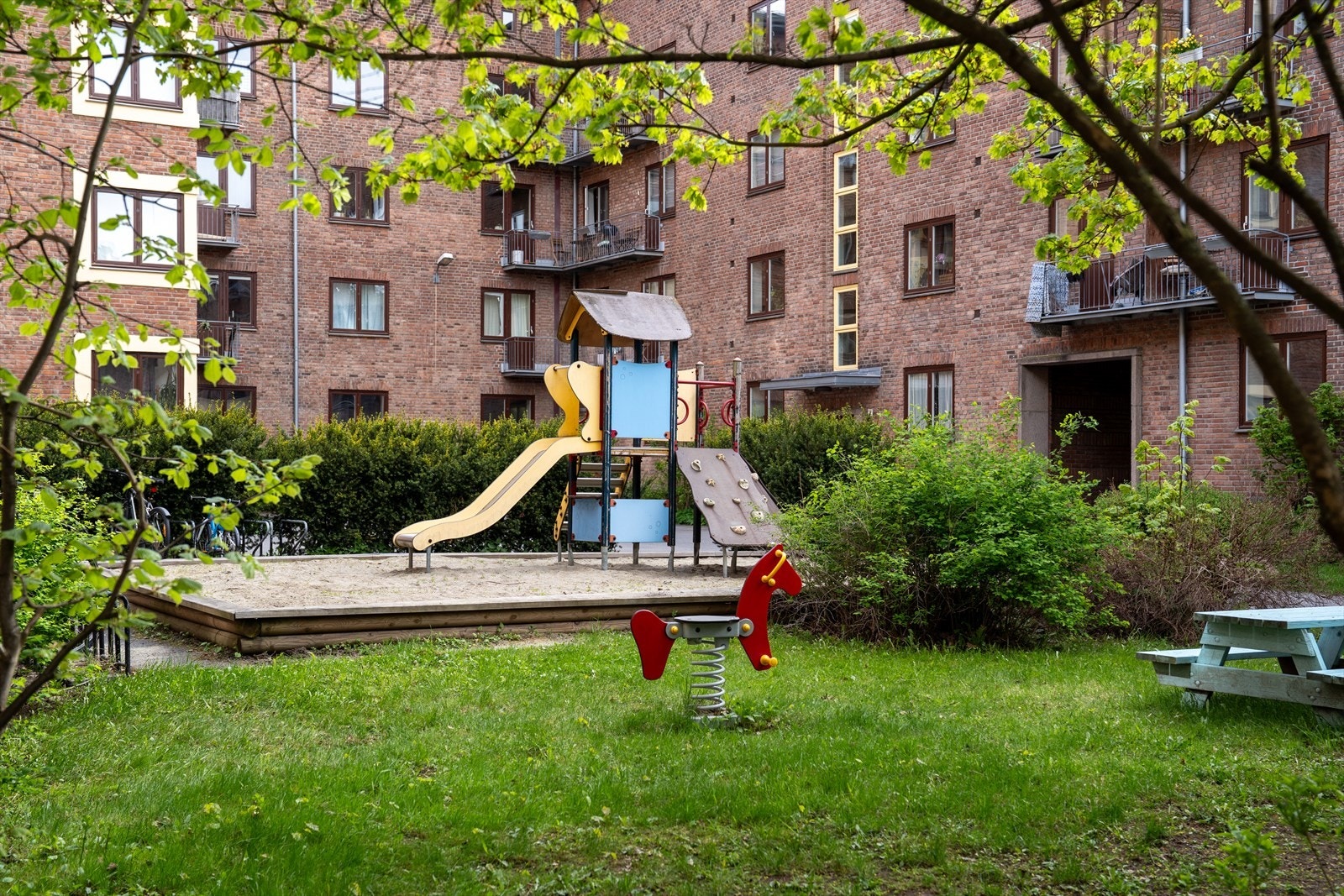 Sameiet består av 188 boligseksjoner og 1 næringsseksjon. Alle seksjonseiere er deltagere i sameiet. Seksjonen kan ikke skilles fra deltagerinteressen i sameiet. Galleribilde