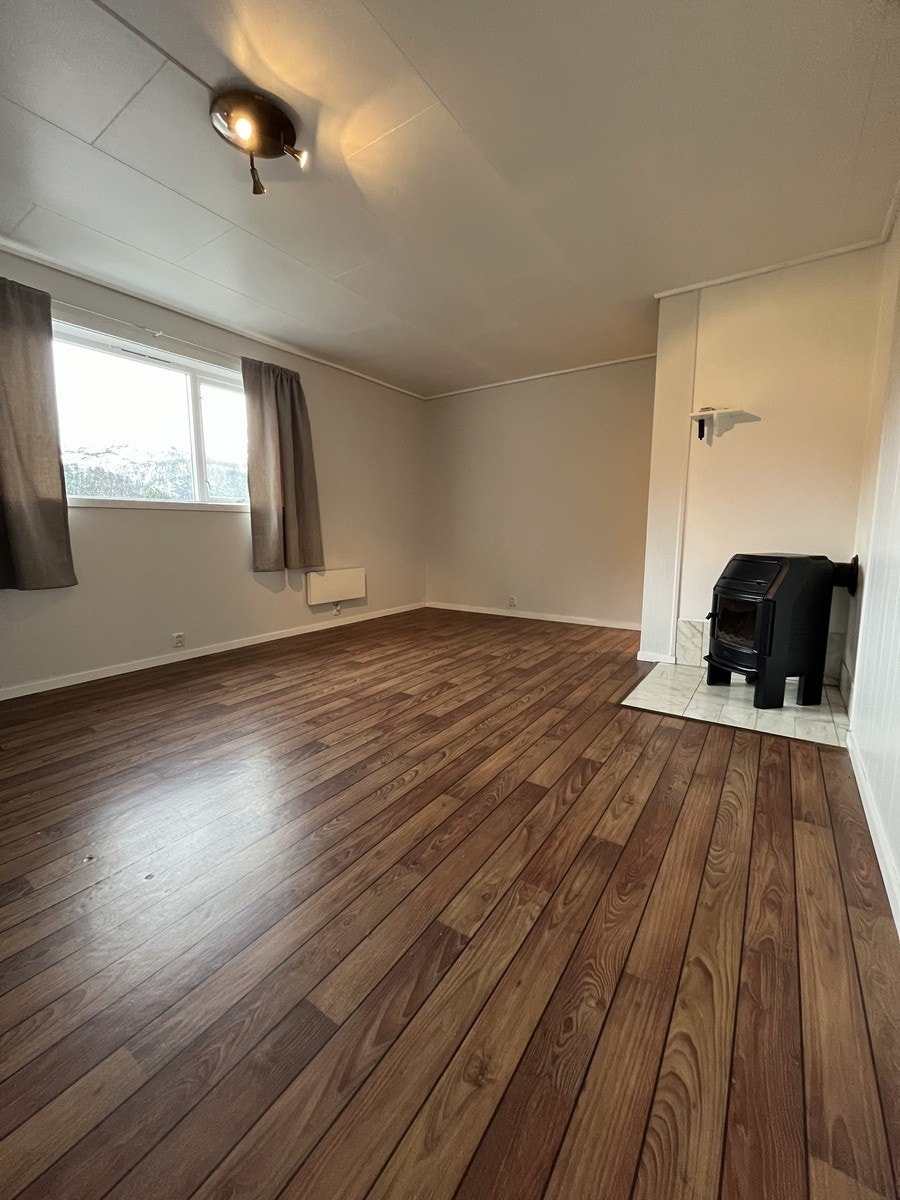 Stue med vedovn Galleribilde