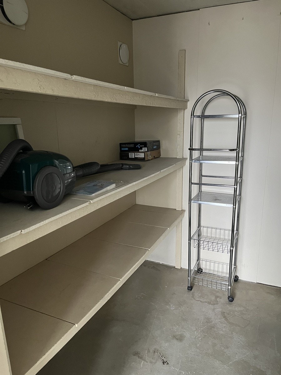 Bod med hyller Galleribilde