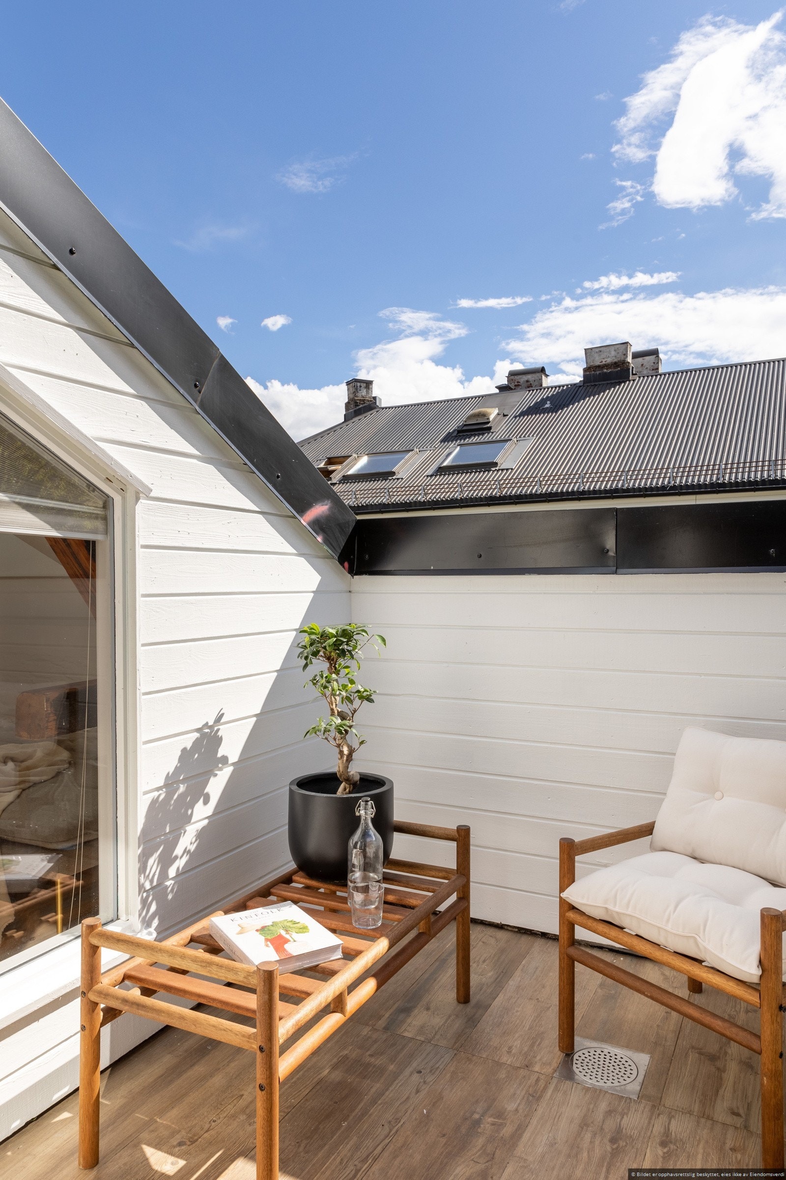 En privat og solrik uteplass Galleribilde