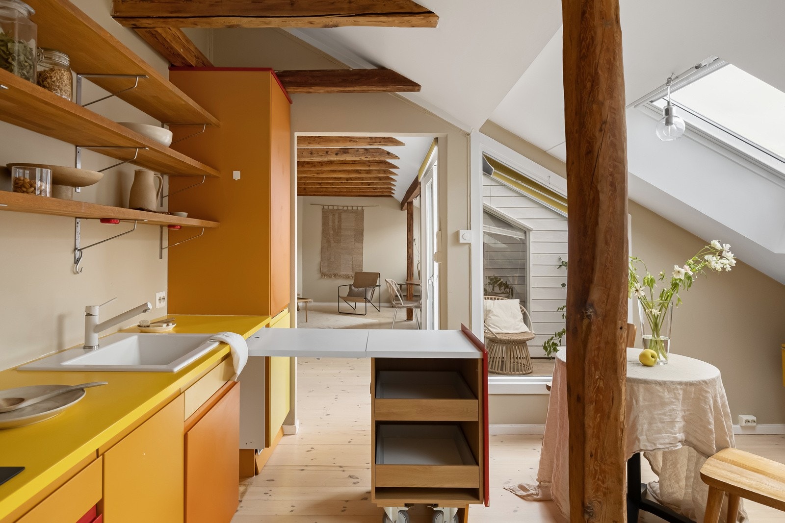 Kjøkkenet har smarte løsninger, som her med ekstra arbeidsplass Galleribilde