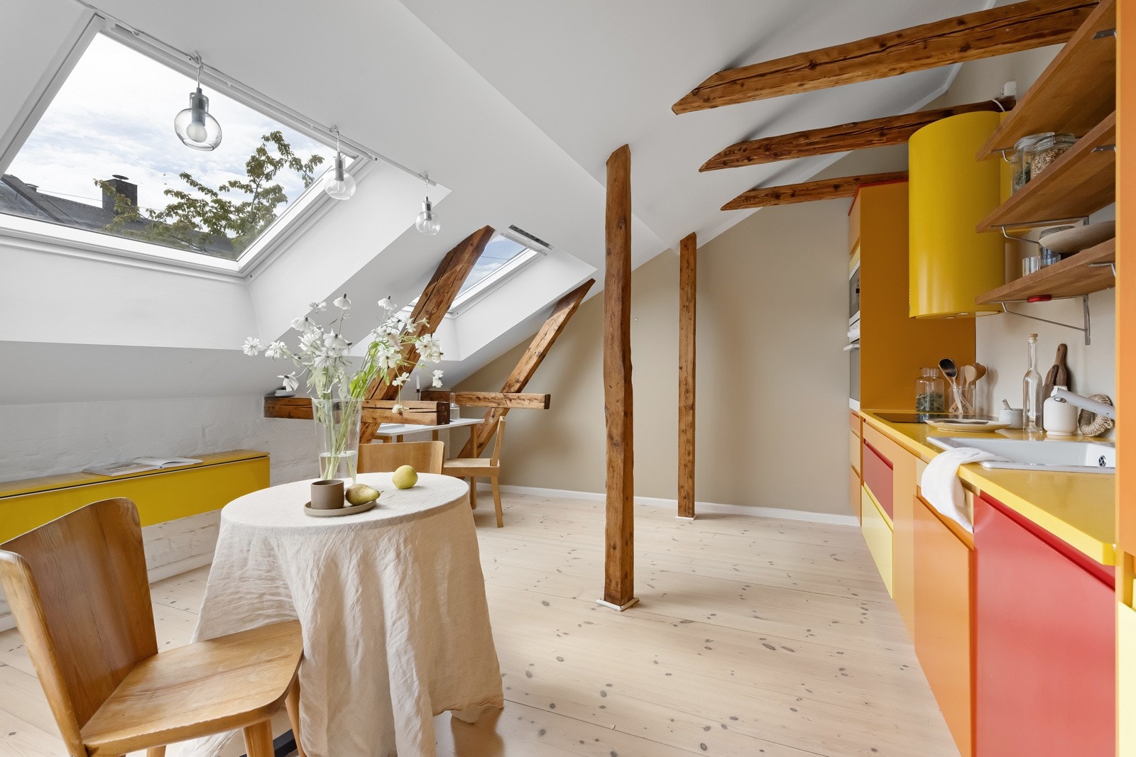 Stort og separat kjøkken med spiseplass Galleribilde