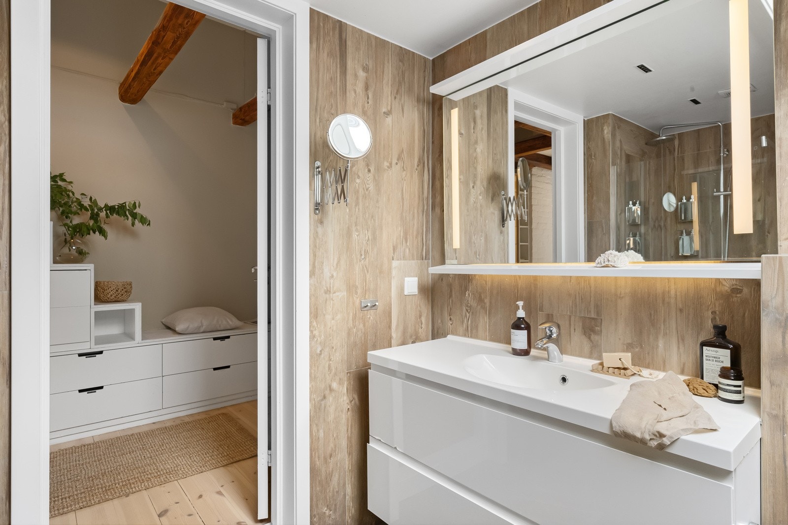 Stor nedfelt servant i skapinnredning Galleribilde