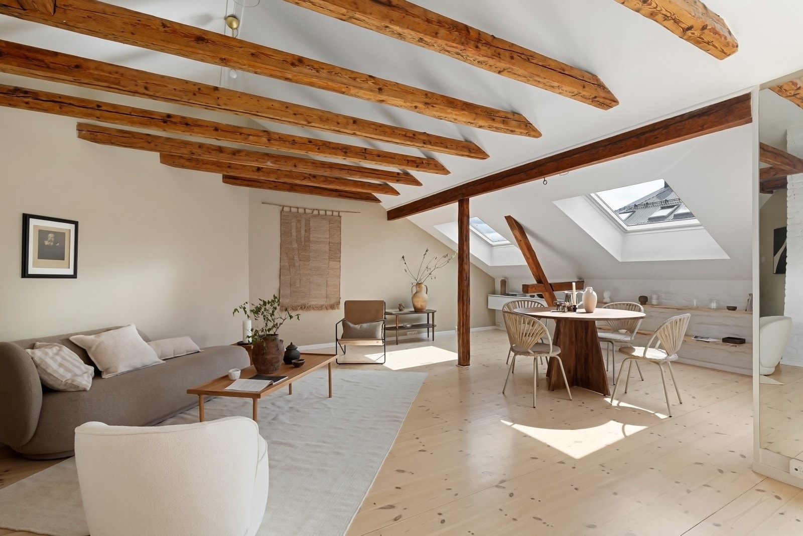 De synlige bjelkene rammer inn rommet på en god måte Galleribilde