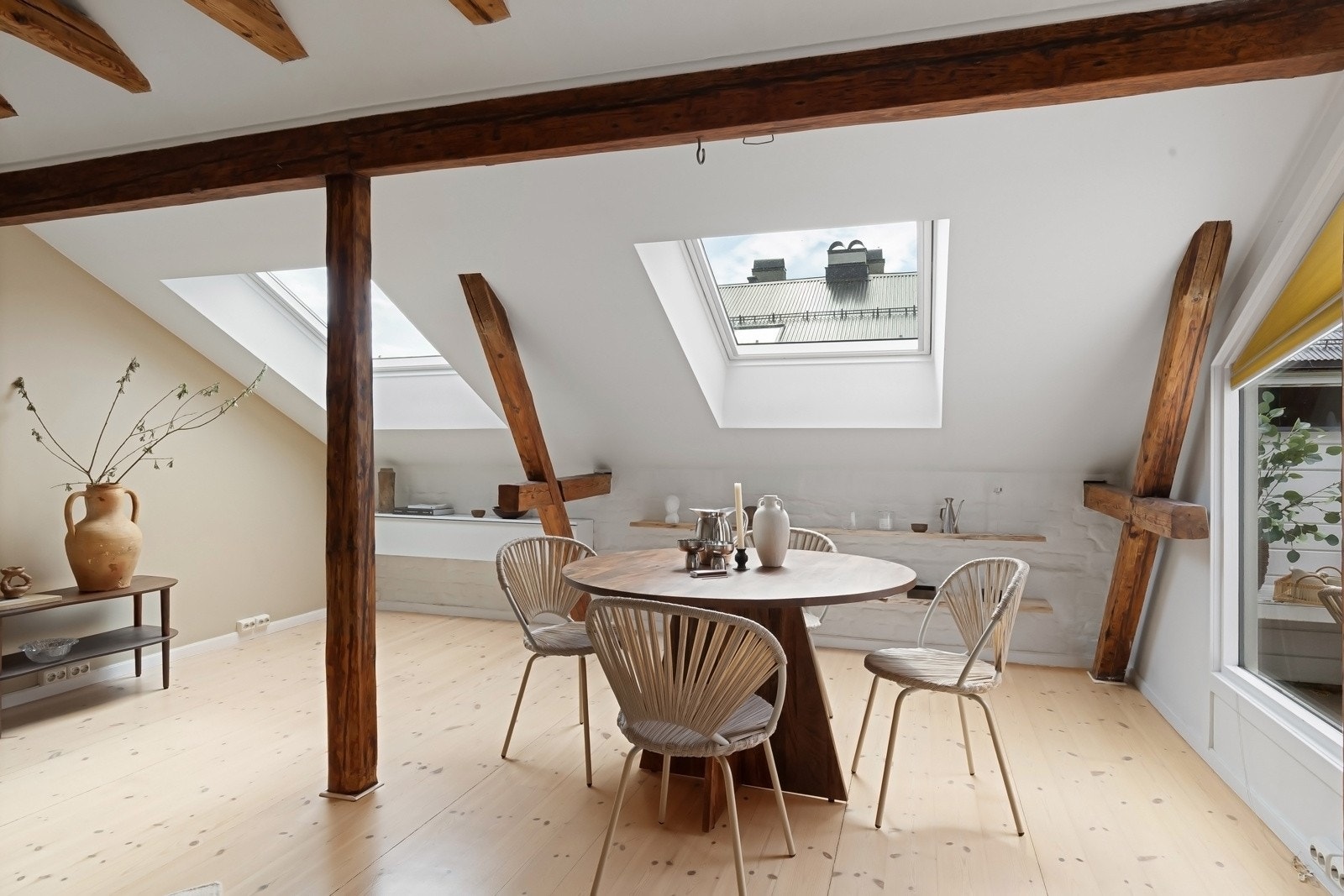 Boligen har 100 kvm gulvareal (13 kvm "ikke målbar" pga høyde) Galleribilde