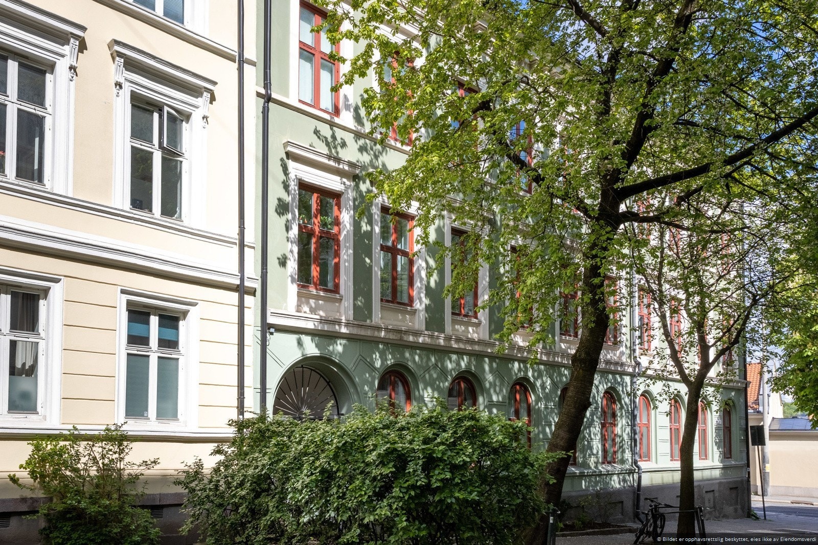 Hele leiligheten ligger vendt inn mot rolige Iduns gate Galleribilde