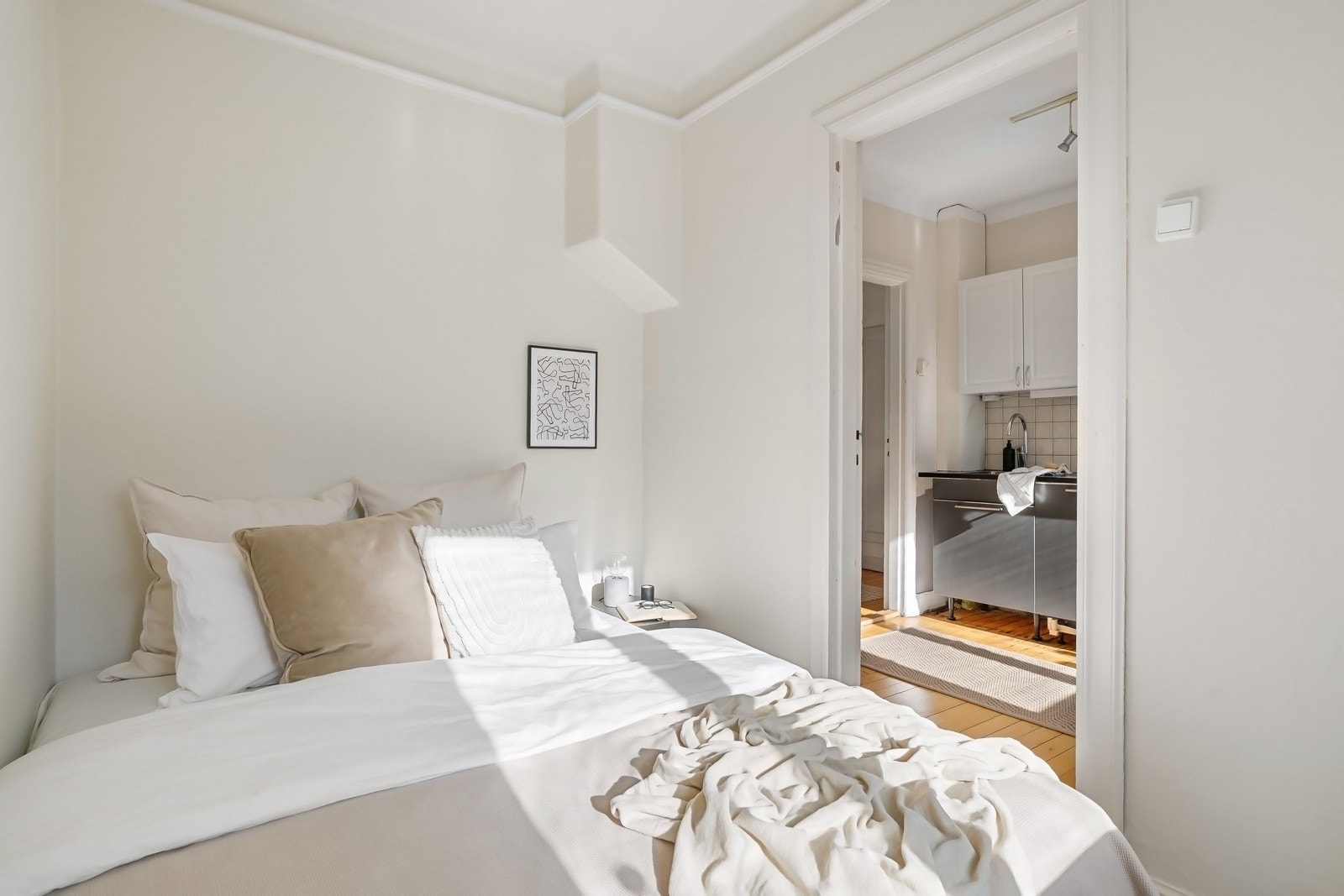 Lyst soverom med plass til dobbeltseng. Galleribilde