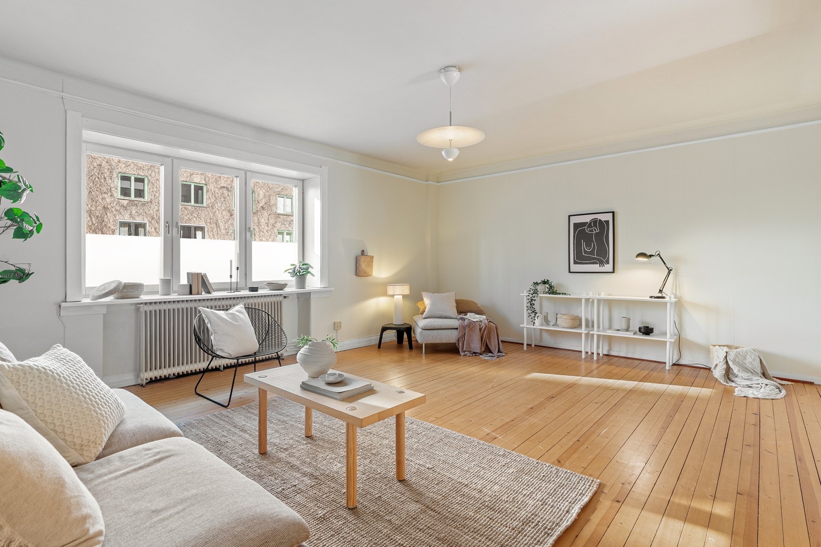 Gjennomgående lakkert tregulv i hele leiligheten. Galleribilde