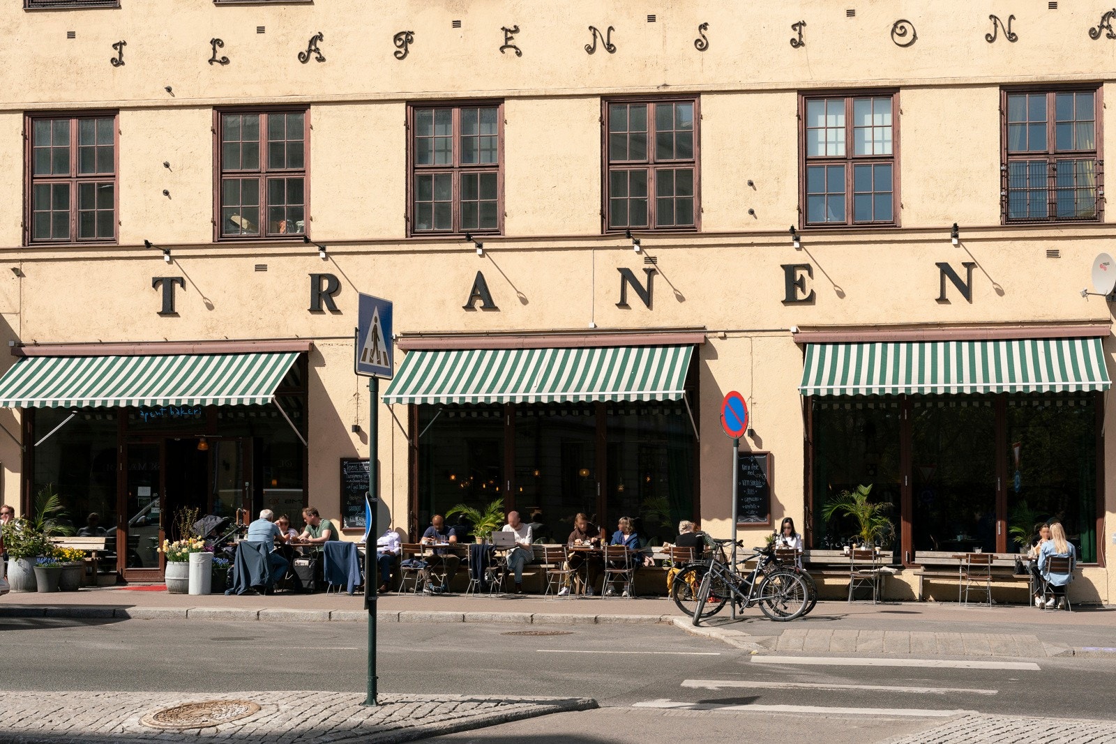 Populære Tranen! På dagtid selger Åpent Bakeri ferske bakervarer, brunch fra kjøkkenet, sandwicher og kaffe. Fra kl. 16.00 tar Lofthus Samvirkelag over driften og serverer pizza og drikke. Galleribilde
