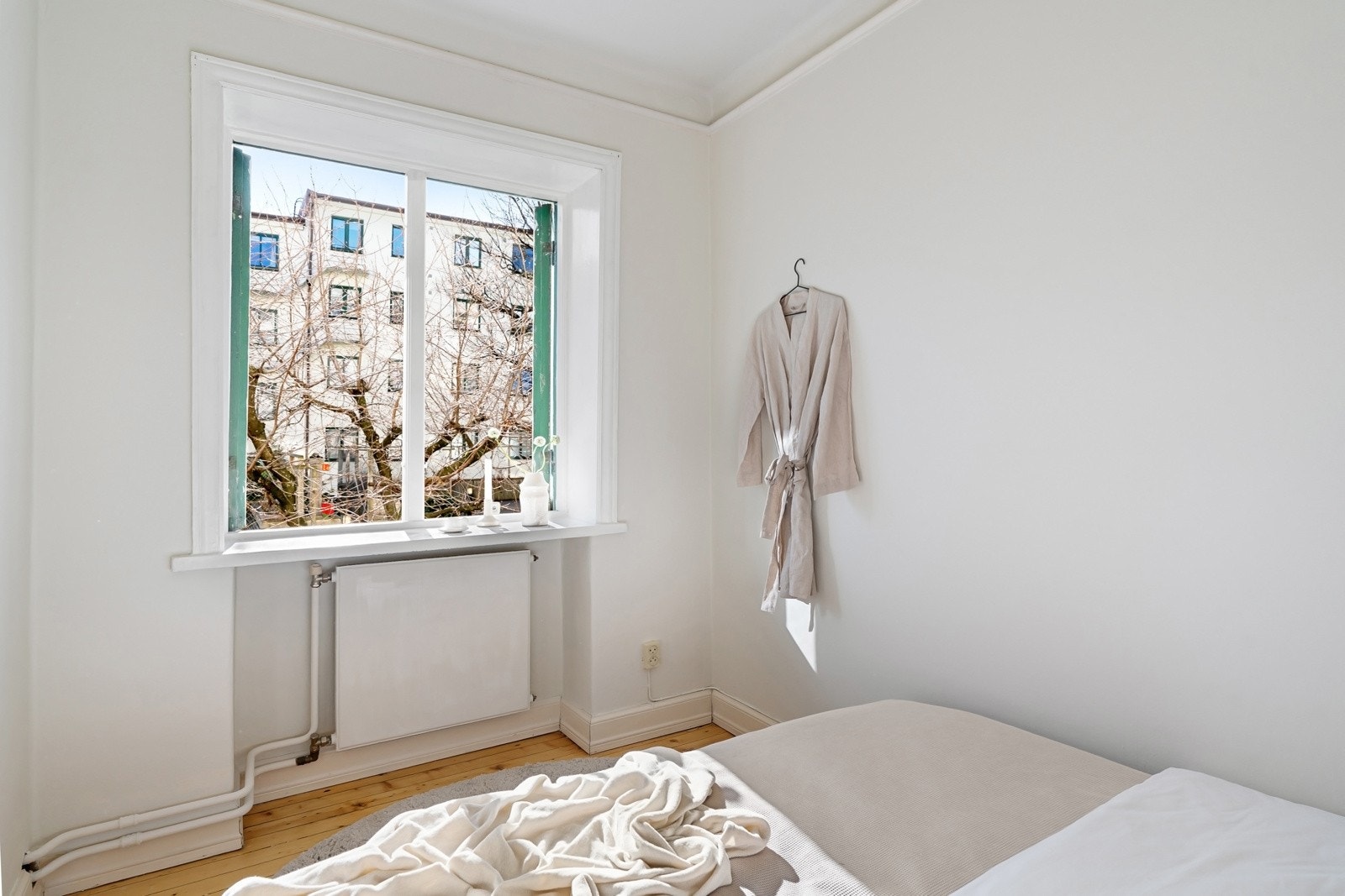 Leiligheten varmes opp med radiatorer tilknyttet fjernvarme. Galleribilde