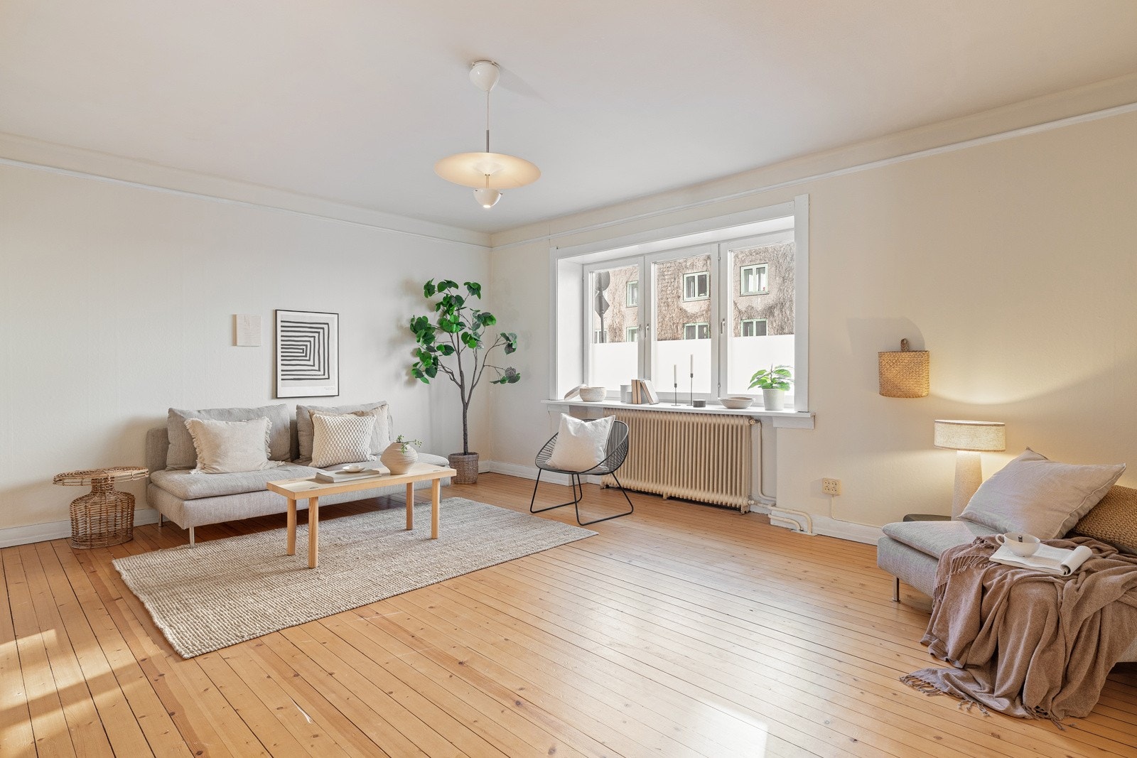 Et lyst hjem med gjennomgående planløsning og fine lysforhold fra begge sider. Galleribilde