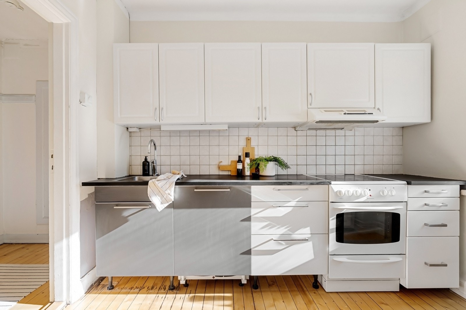 Det er integrert oppvaskmaskin og nisjer for komfyr og kjøleskap. Galleribilde