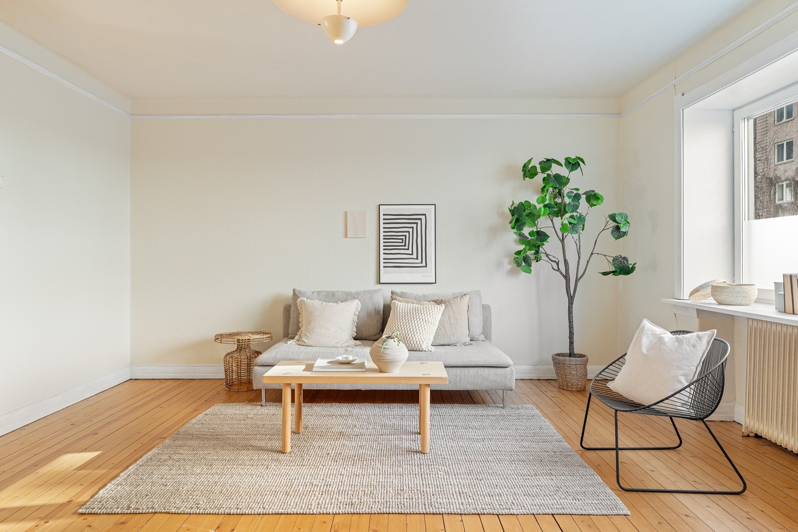 Luftig stue med god plass til sofa, sofabord og underholdningsavdeling. Galleribilde