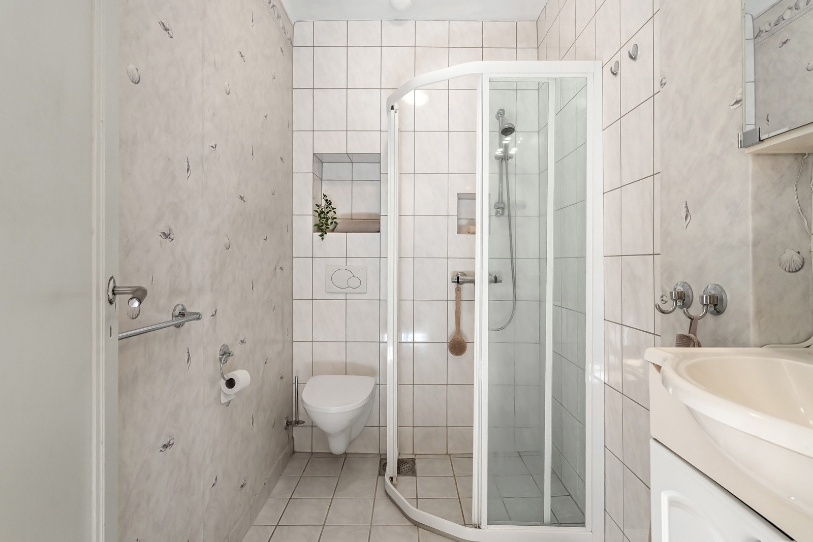 Baderom av eldre standard. Galleribilde