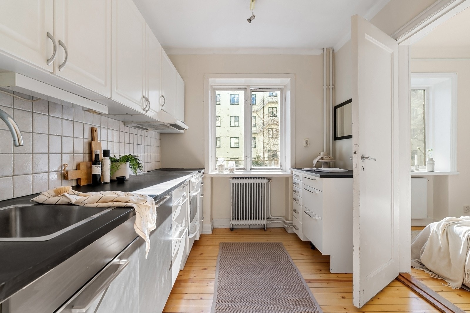 Separat kjøkken med hyggelig utsyn mot et flott, skjermet gårdsrom. Galleribilde