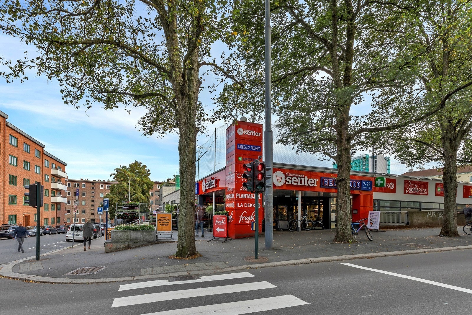 St. Hanshaugen Senter, ditt lokale nærsenter. På St. Hanshaugen Senter finner du en flott matbutikk, prisbelønt frisørsalong, apotek, dyrebutikk, blomster m.m Galleribilde