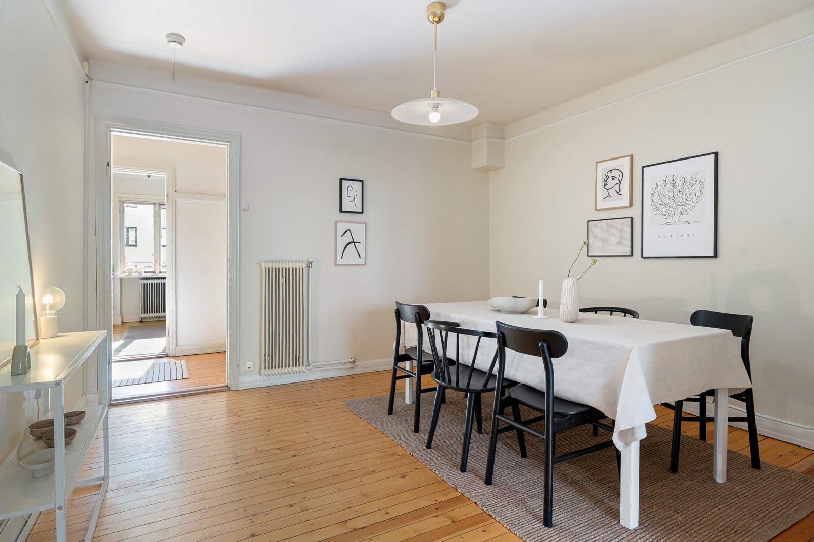 Egen spisestue som inviterer til hyggelige middagsselskap rundt et stort spisebord. Galleribilde