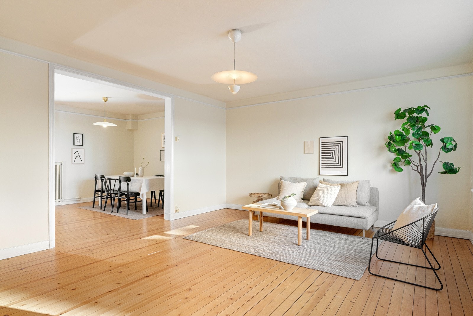 Stuen ligger i åpen og sosial løsning mot kjøkken og spisestue. Galleribilde