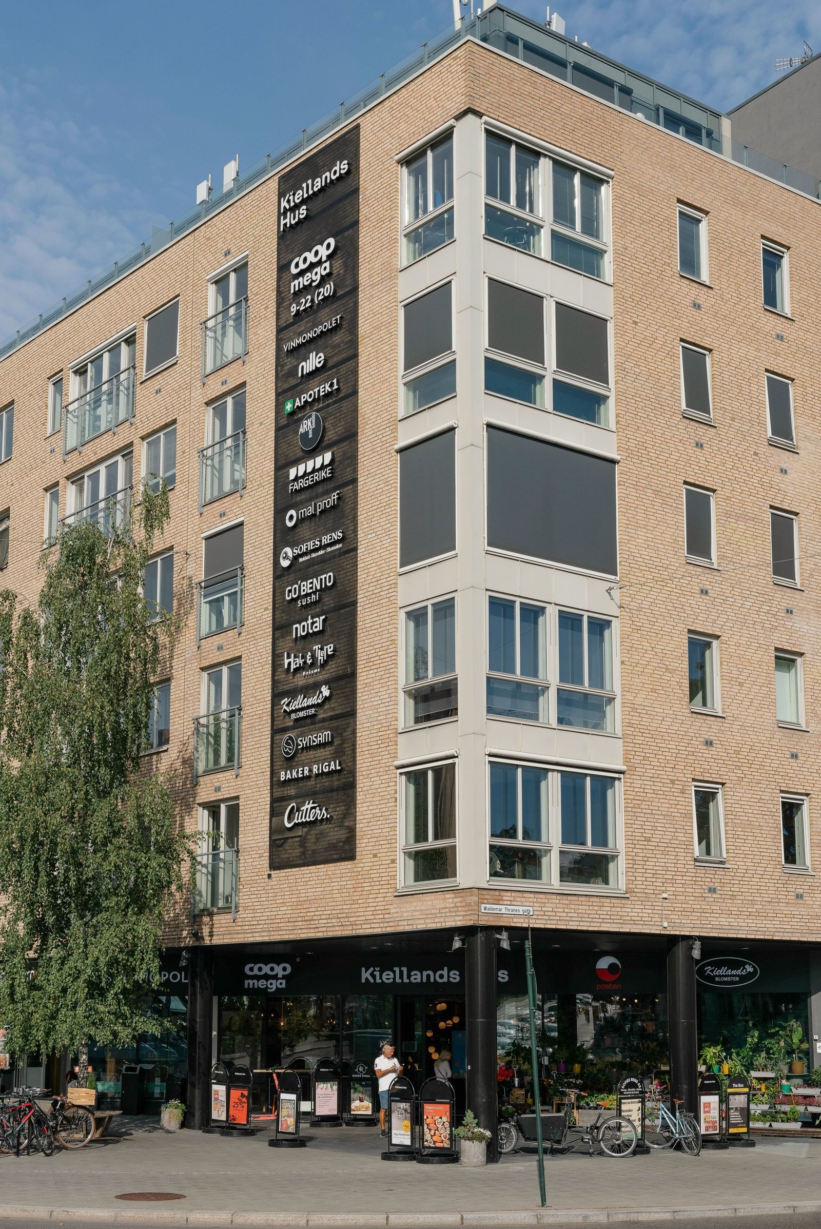 Kiellands Hus er et nabolagssenter midt på Alexander Kiellandsplass. Her finner du vinmonopol, coop, post m.m Galleribilde