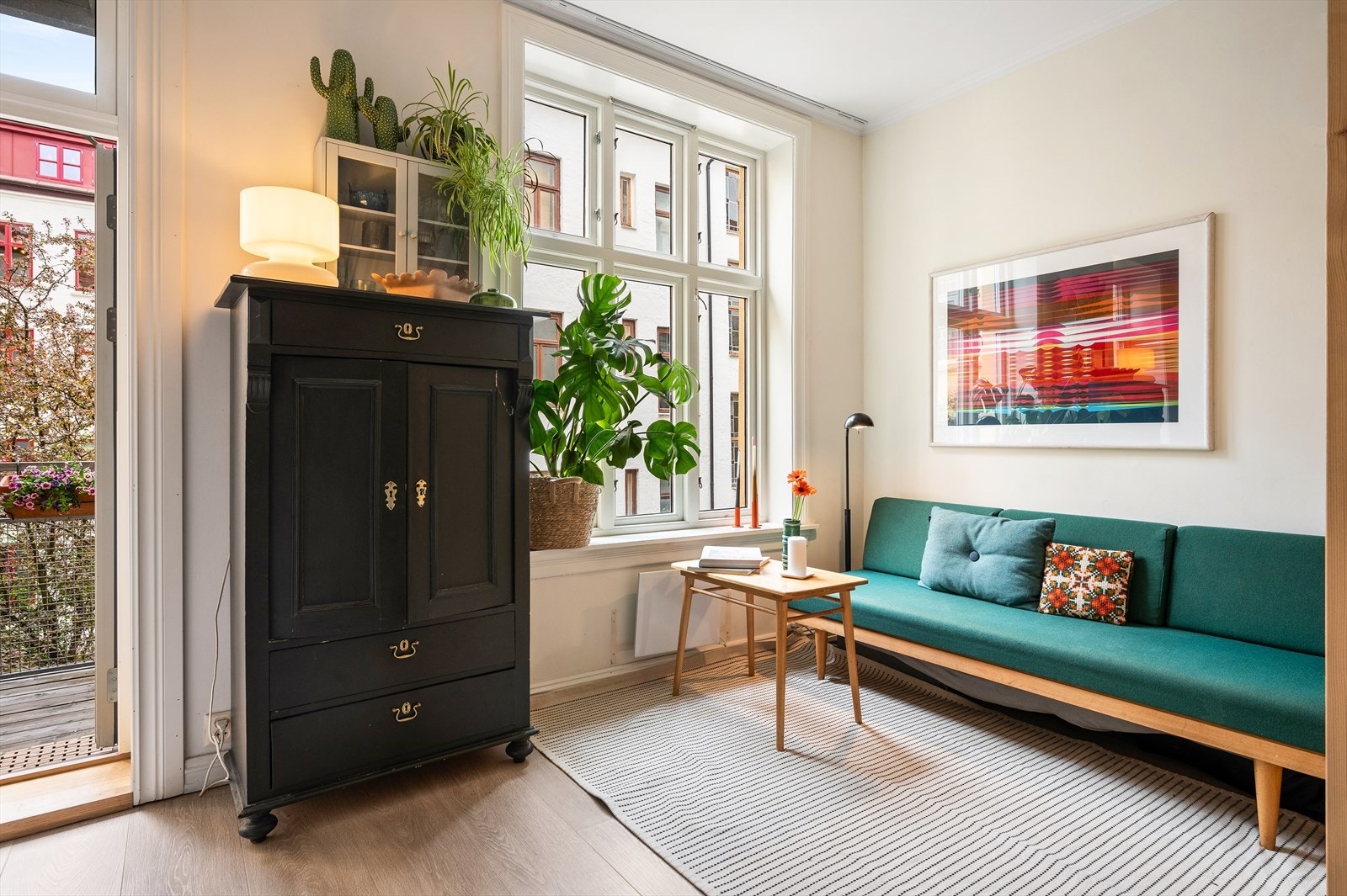 Leiligheten har rikelig med naturlig lysinnslipp fra store vindusflater. Galleribilde