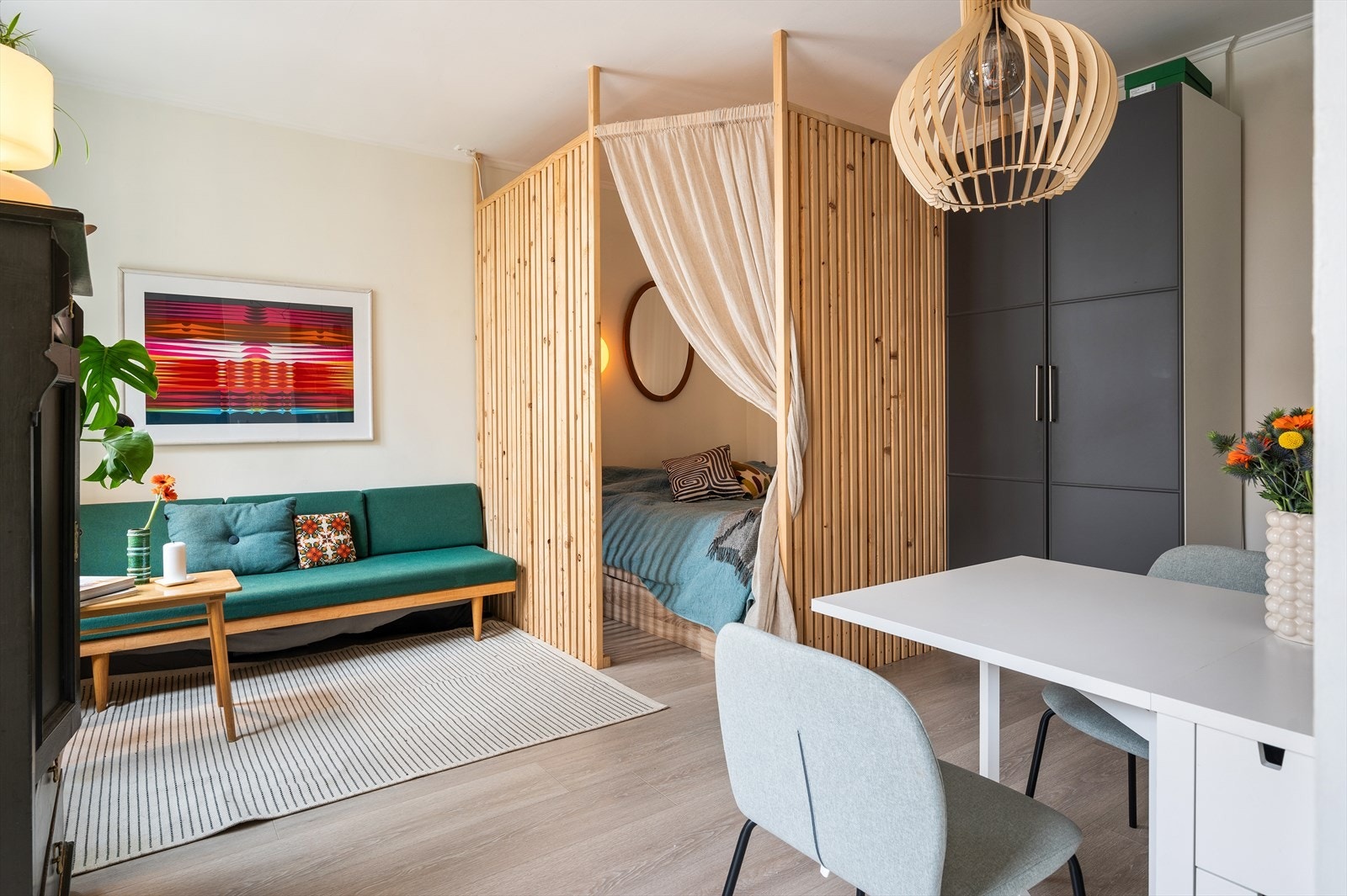 Nåværende eier har laget en definert alkoveløsning med moderne spilevegger. Galleribilde