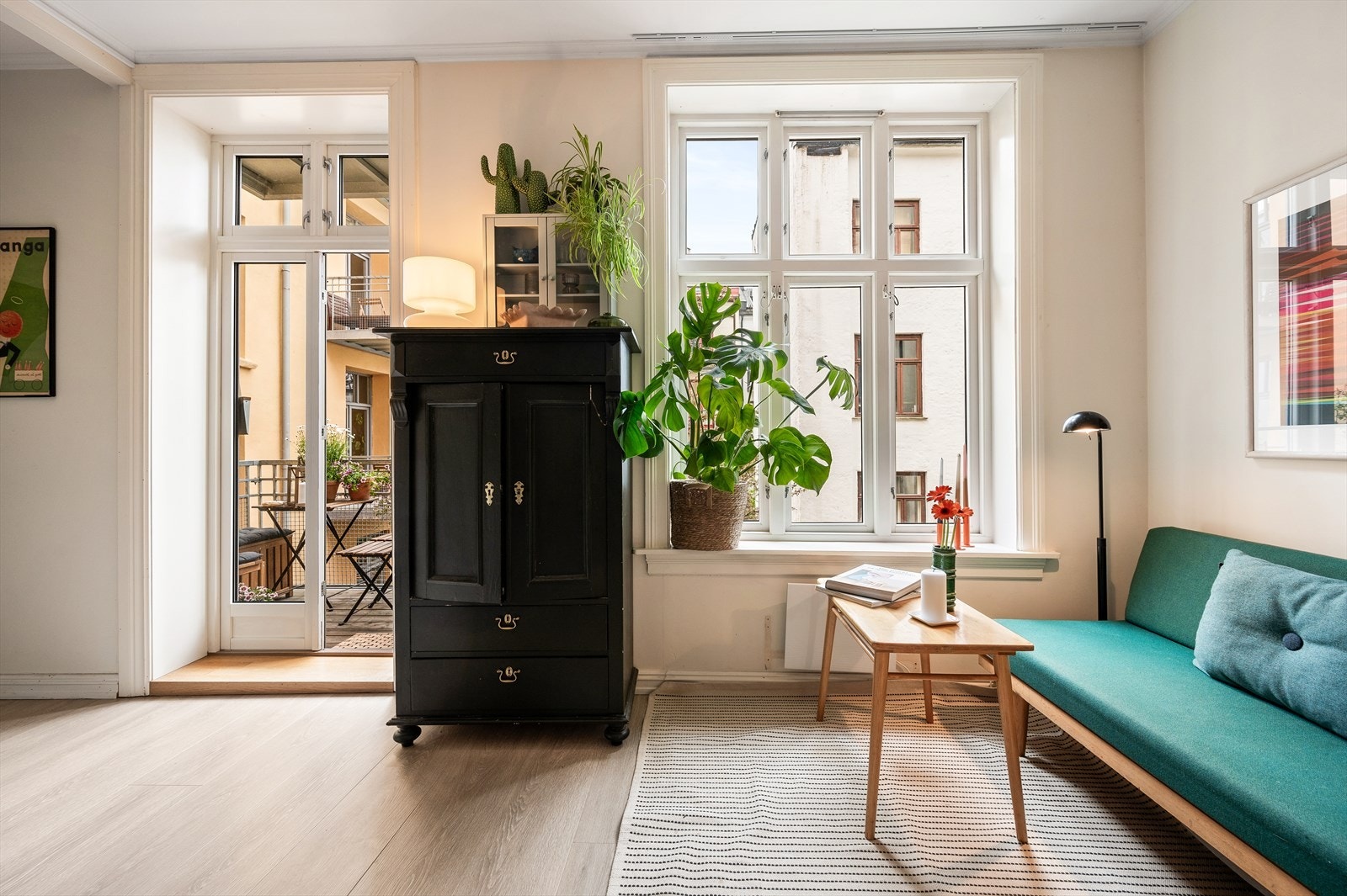 Utgang til balkong som fungerer som en herlig forlengelse av det sosiale allrommet. Galleribilde