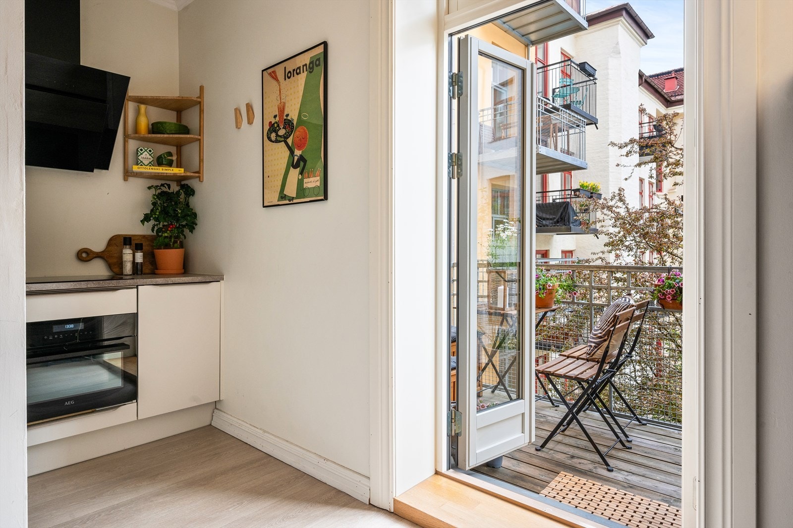De store balkongdørene sørger for god gjennomlufting i leiligheten på sommerstid. Galleribilde