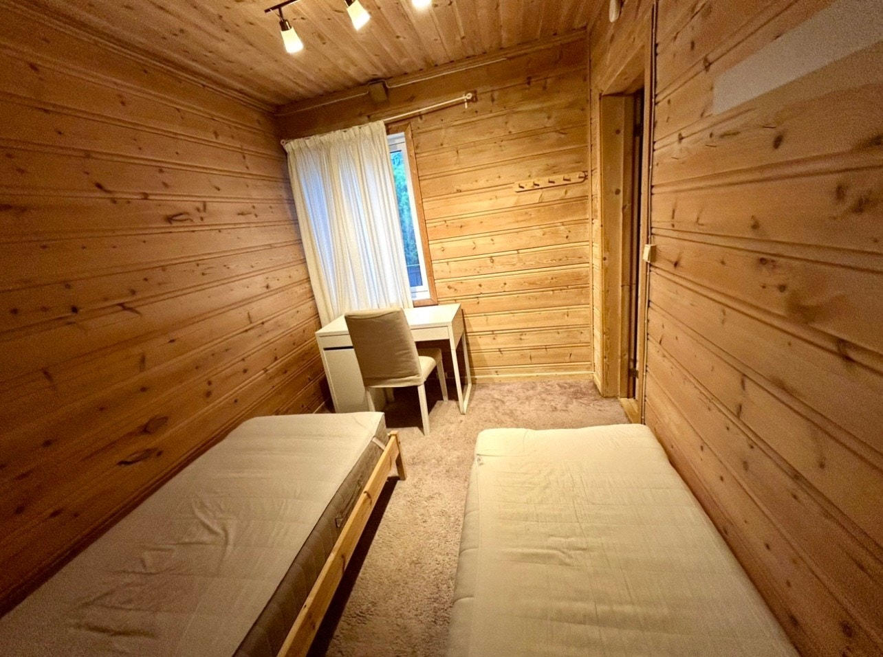 Soverom. Ekstrasengen til høyre på bildet fjernes. Galleribilde