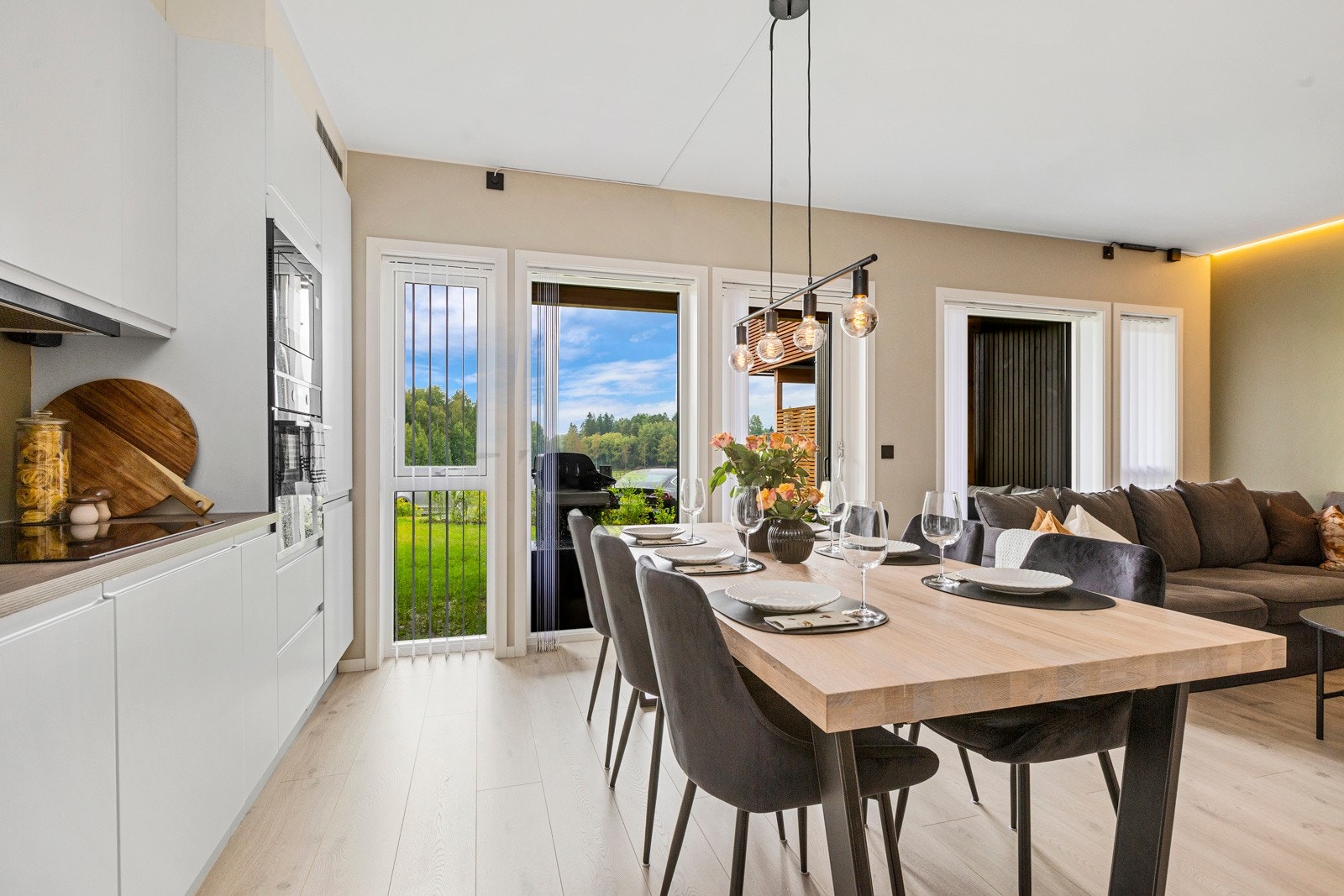 Hygglig spiseplass og godt med lys inn i leiligheten Galleribilde