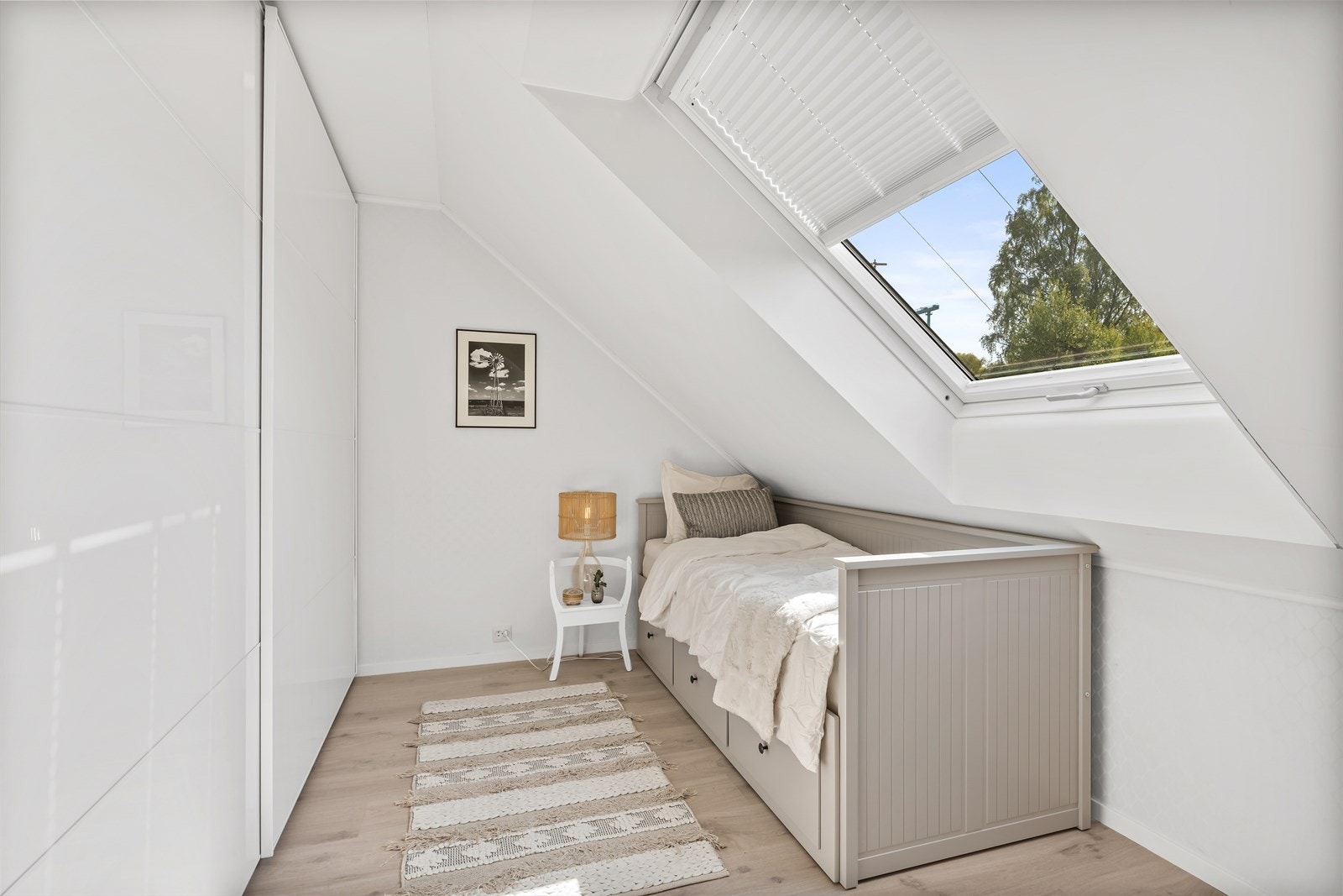 Soverom 3 m/stor skyvedørsgarderobe Galleribilde