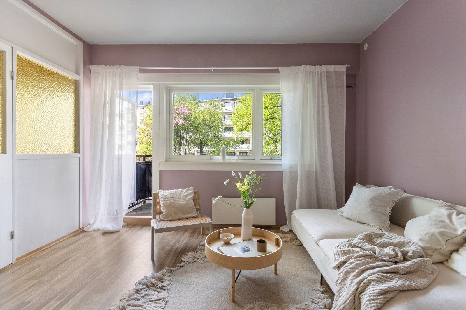 Lys og hyggelig stue med pent malte flater og store vinduer. Galleribilde