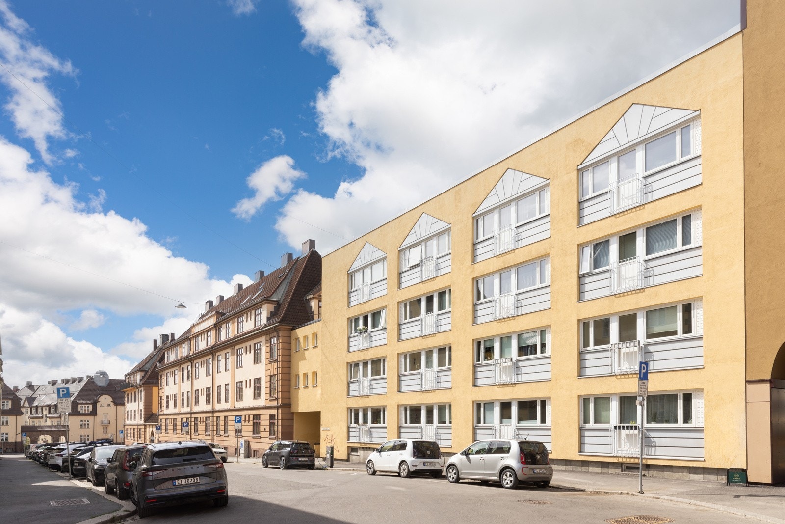 Dette er et moderne bygg med heis og garasje under der det blir tildelt etter boansiennitet i laget. Galleribilde
