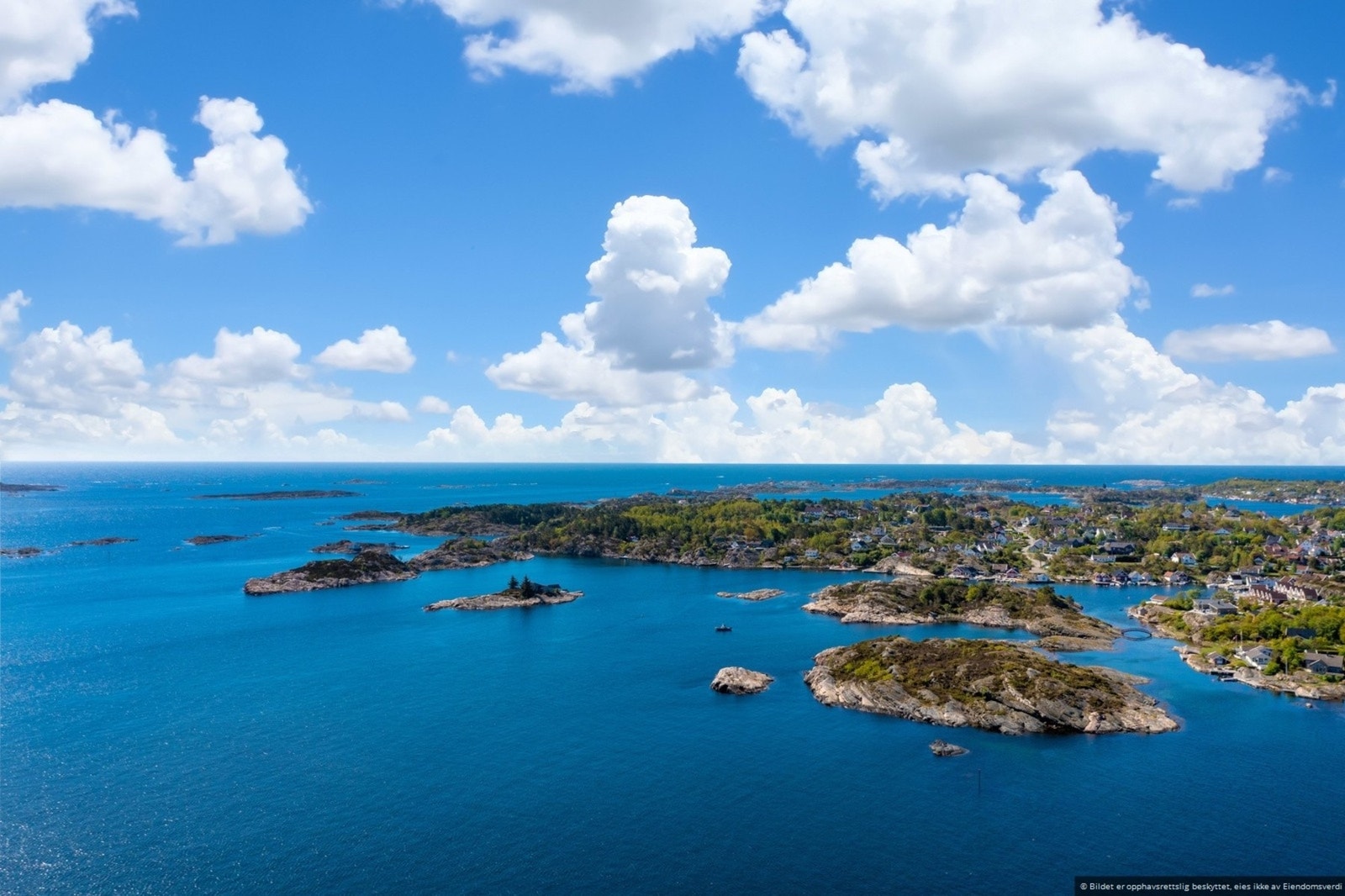 Dronebilder over den flotte skjærgården utenfor Vasskjær Galleribilde