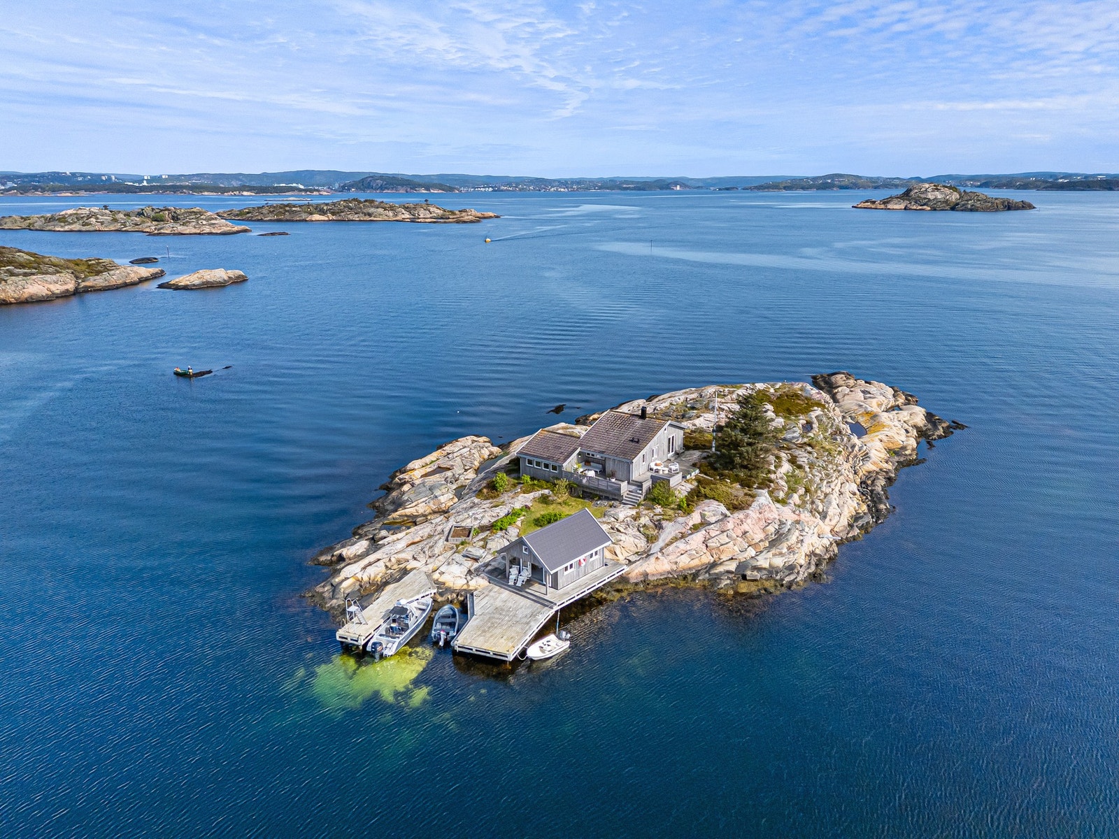 Dronebilde over Vasskjær og den flotte skjærgården utenfor Galleribilde