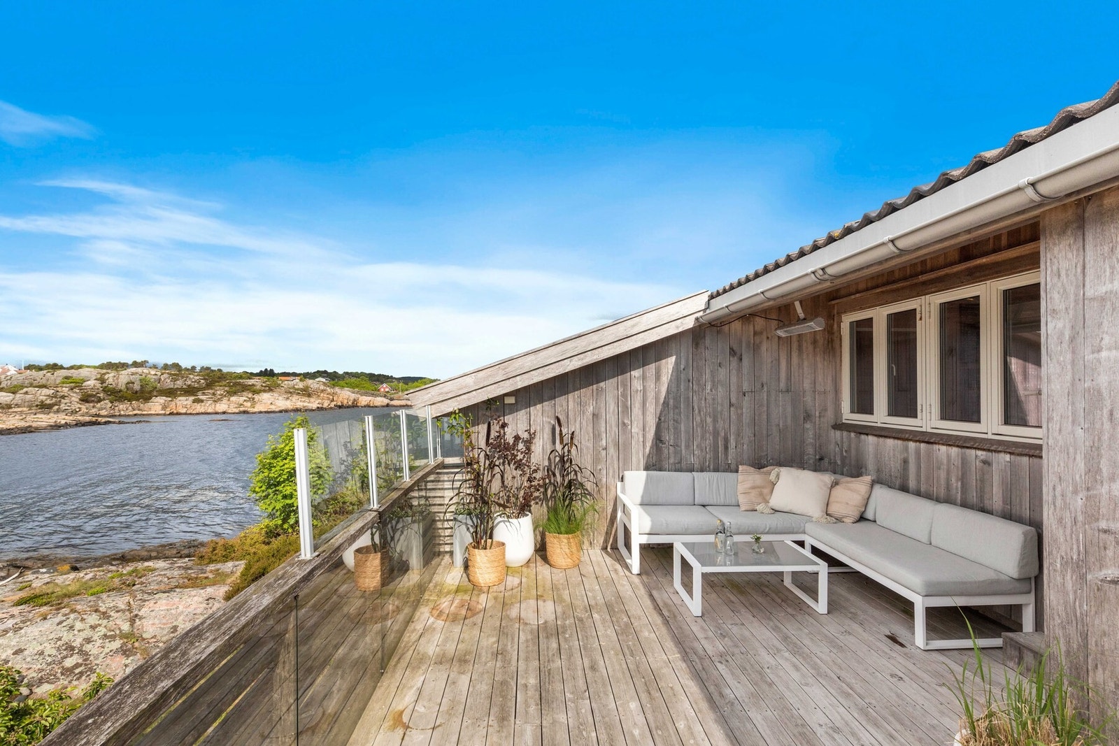Treplatting med vindskjerm ved inngangspartiet Galleribilde