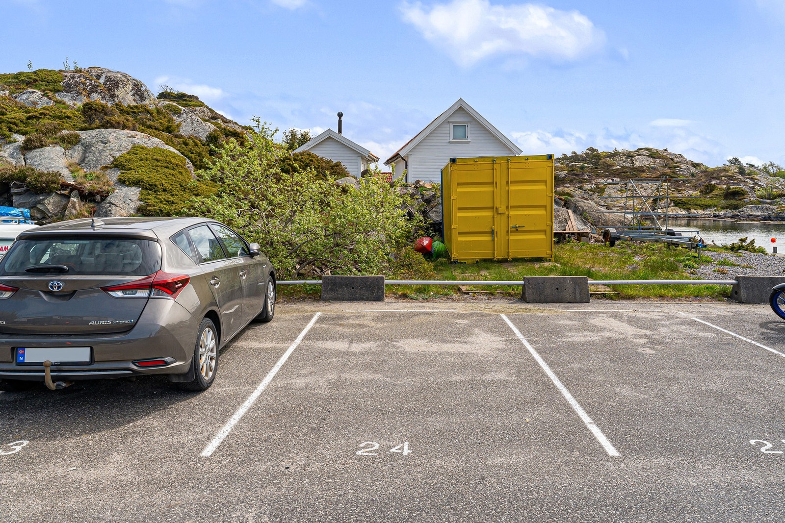 Fra parkeringsplassen som eier leier ved fiskemottaket på Store Geiderøya (øy med fastlandsforbindelse) Galleribilde