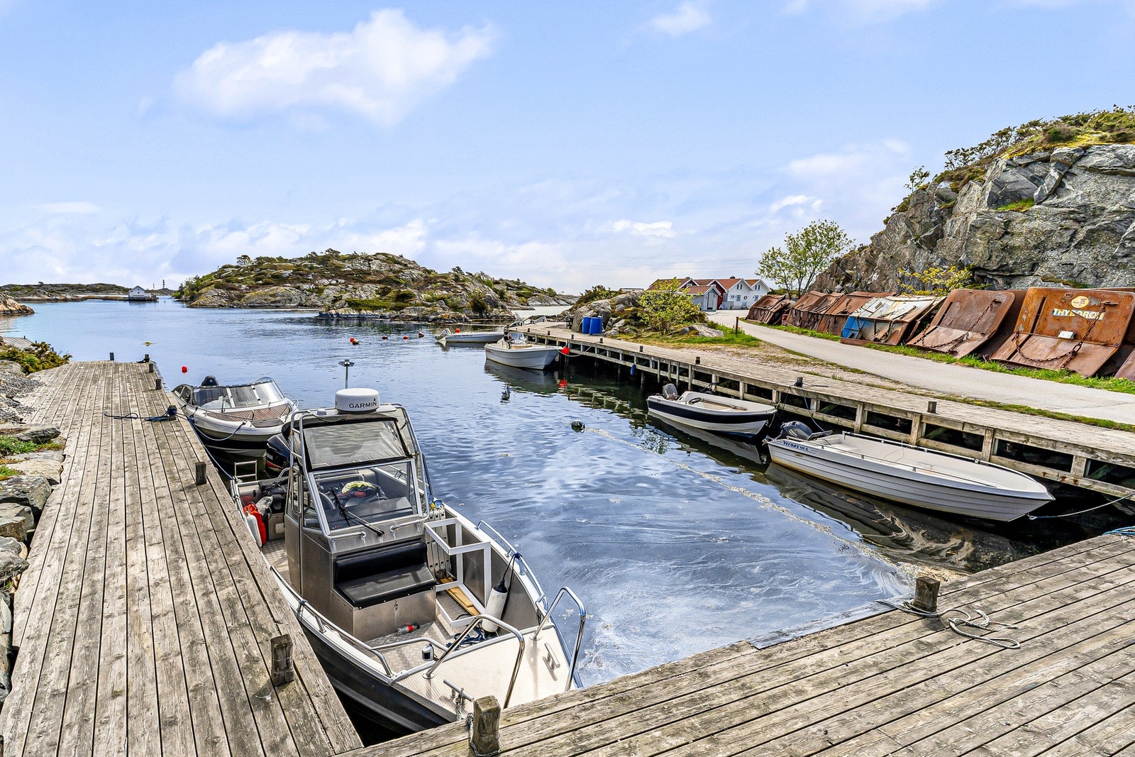 Fra båtplassen som eier leier ved fiskemottaket på Store Geiderøya (øy med fastlandsforbindelse) Galleribilde