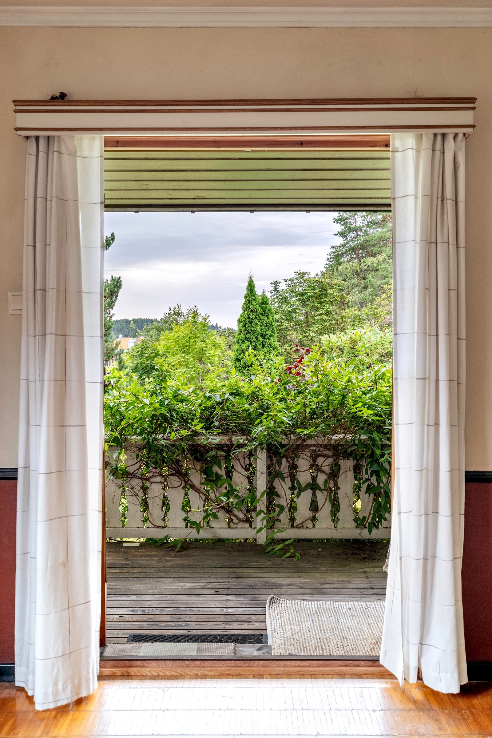 Fra stuen er det utgang til terrassen og hagen. Galleribilde