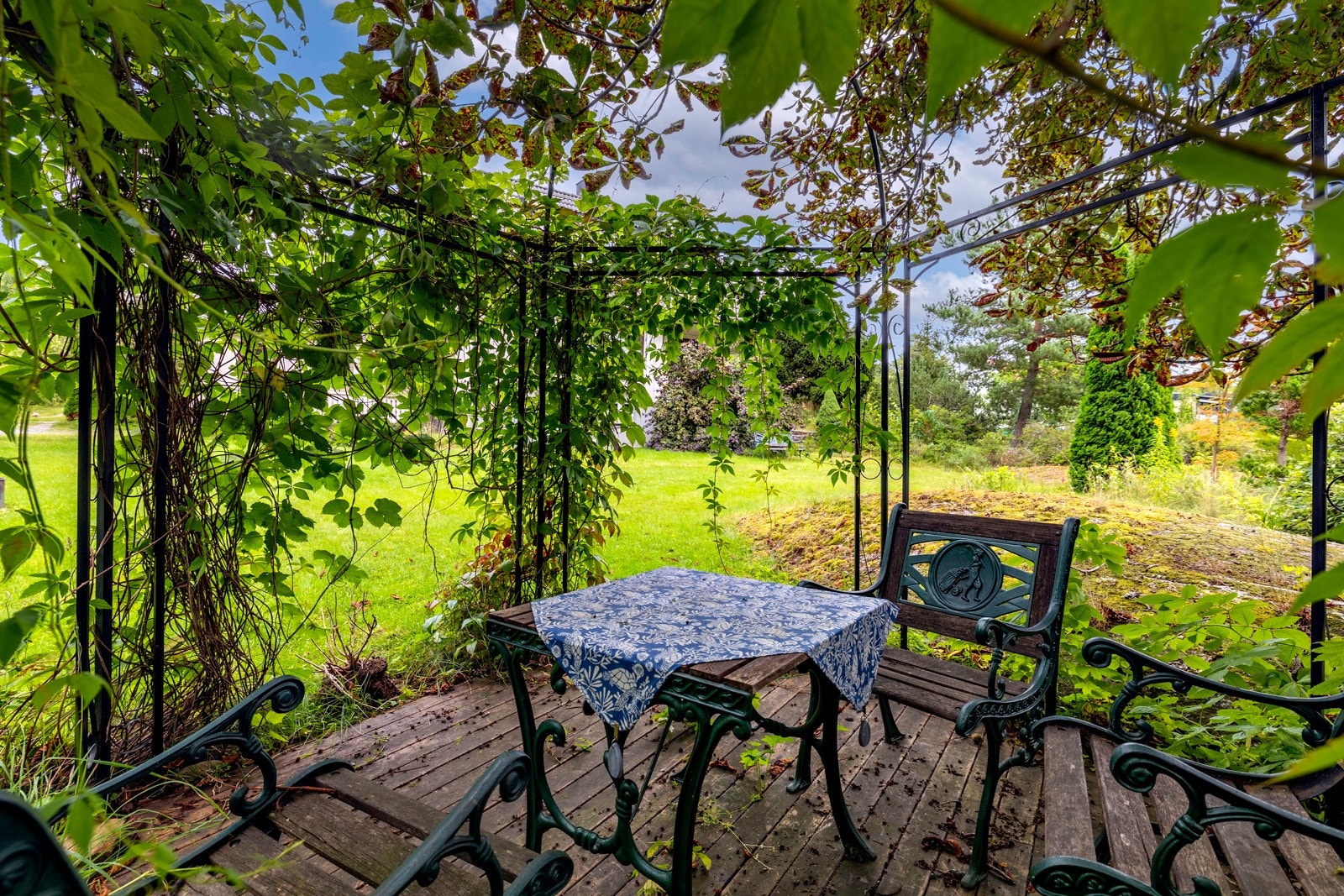Deler av eiendommen er naturtomt med fjell i dagen og stedlig vegetasjon, og i tillegg til garasje og hovedhuset har tomten en paviljong, et drivhus og en frittstående sportsbod på ca. 14 kvm. Galleribilde