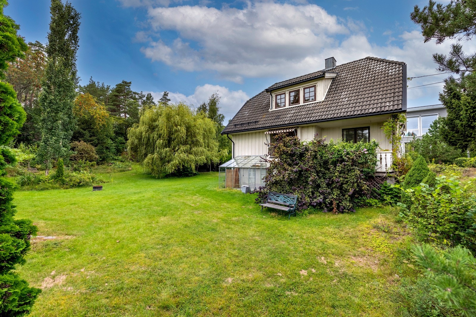 Boligen har en usjenert beliggenhet med grense til skogen - i enden av en stille og rolig stikkvei. Galleribilde