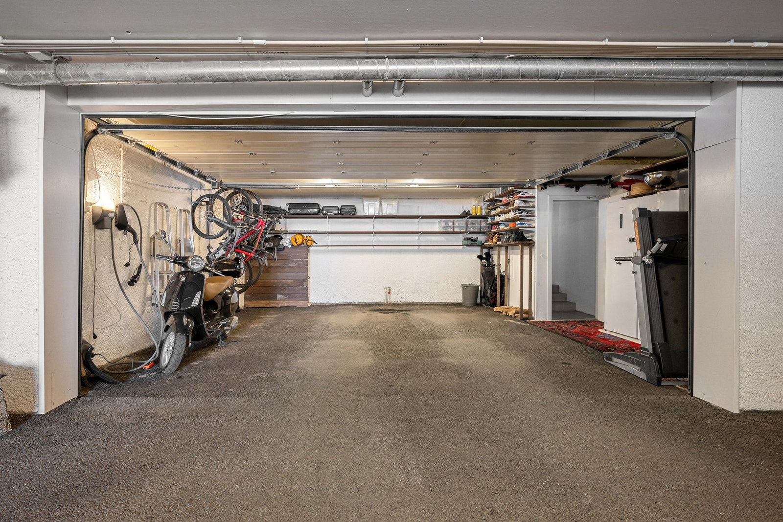 2 garasjeplasser i felles anlegg medfølger og det er direkte adkomst fra garasjen inn i huset Galleribilde
