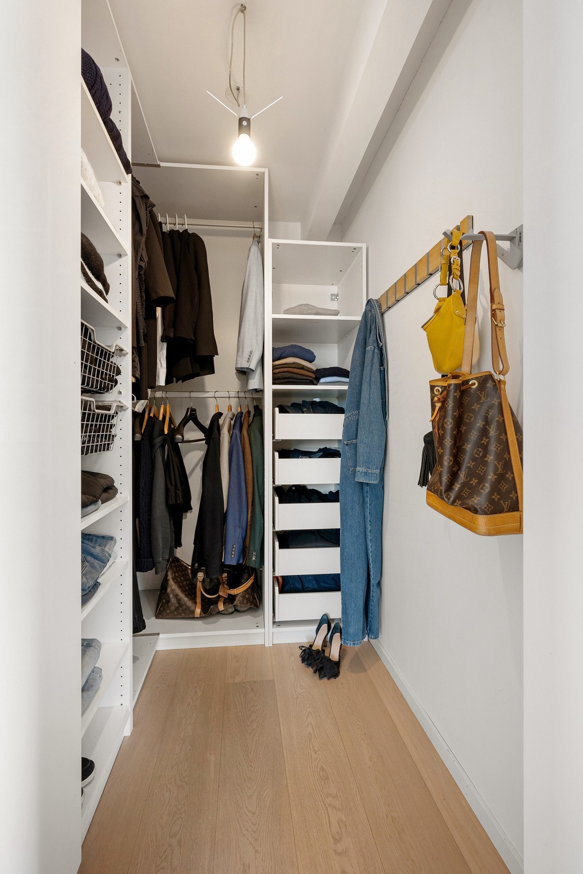 Praktisk walk-in garderobe på hovedsoverommet Galleribilde