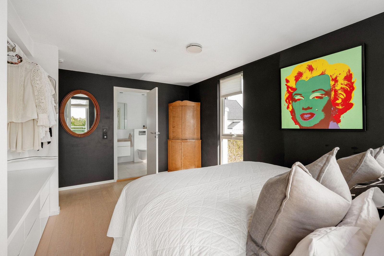 Hovedsoverom i 2.etasje med garderobe og en suite løsning med bad Galleribilde