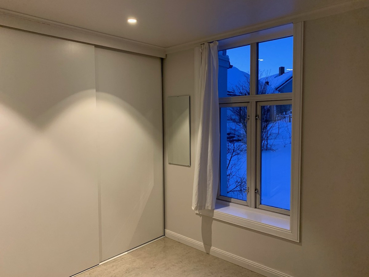 Soverom med garderobe. Selgers private bilde.