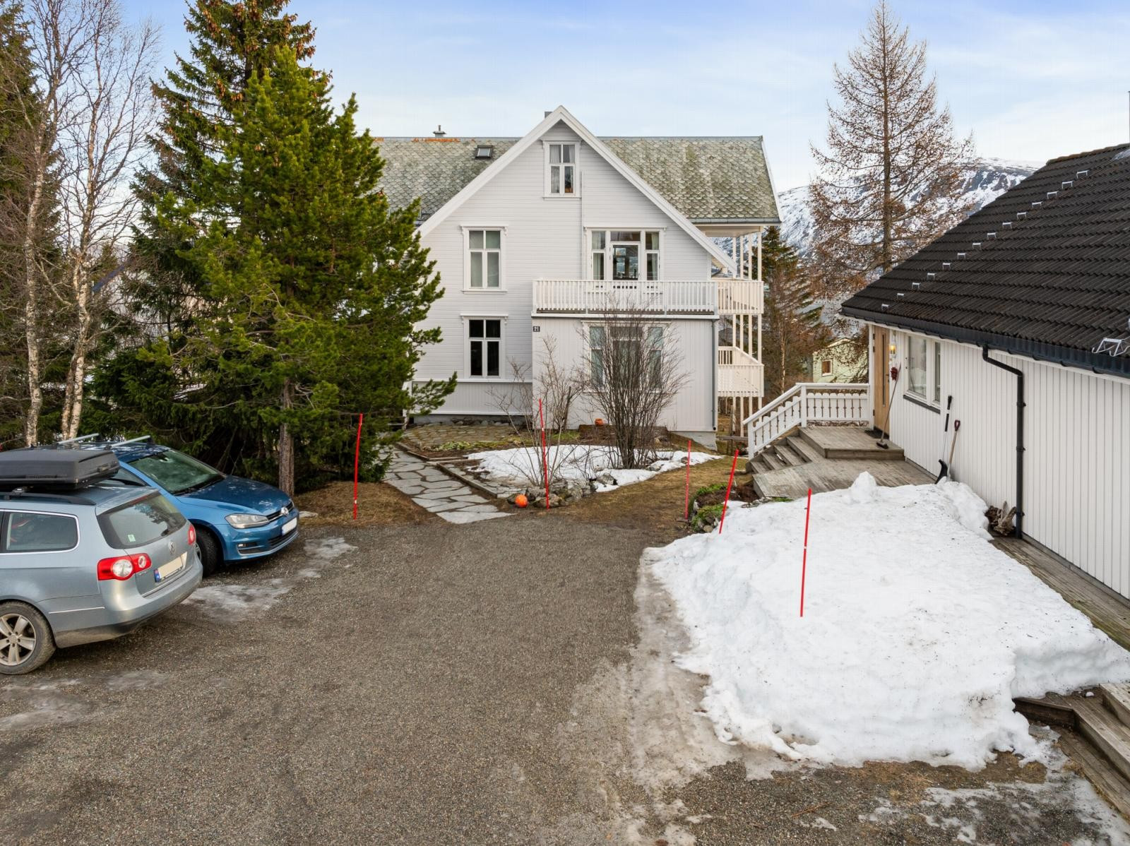 Stor biloppstillingsplass tilknyttet boligen.