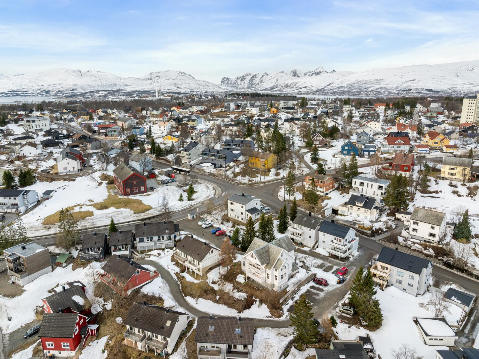 Boligen med omkringliggende bebyggelse.