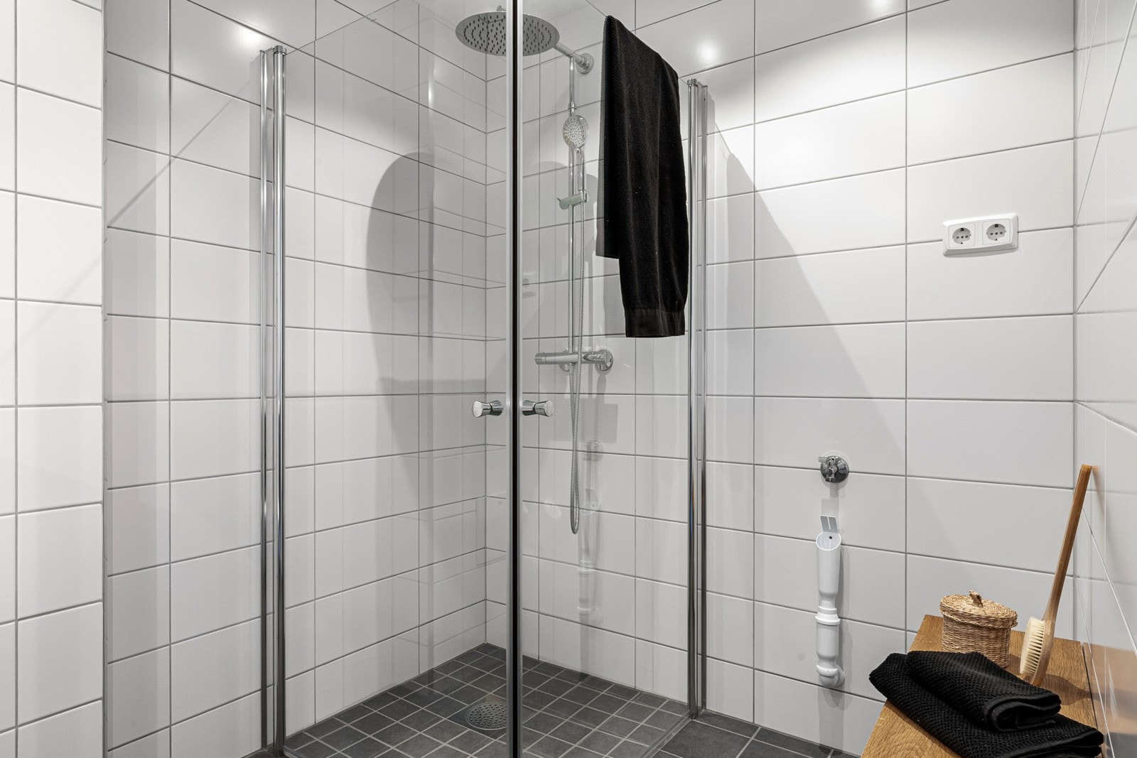 Opplegg til vaskemaskin og ekstra stikkontakt til tørketrommel Galleribilde