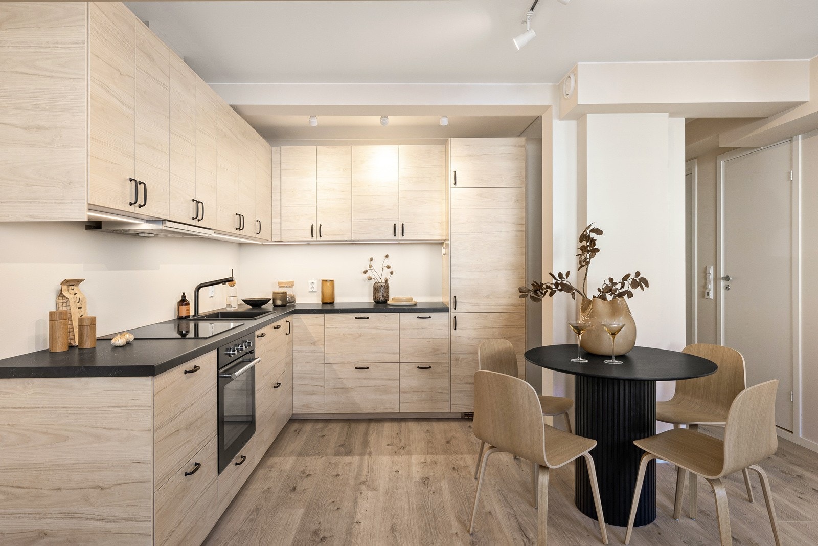 Leiligheten har romslig stue med åpen kjøkkenløsning på 26,6 kvm Galleribilde