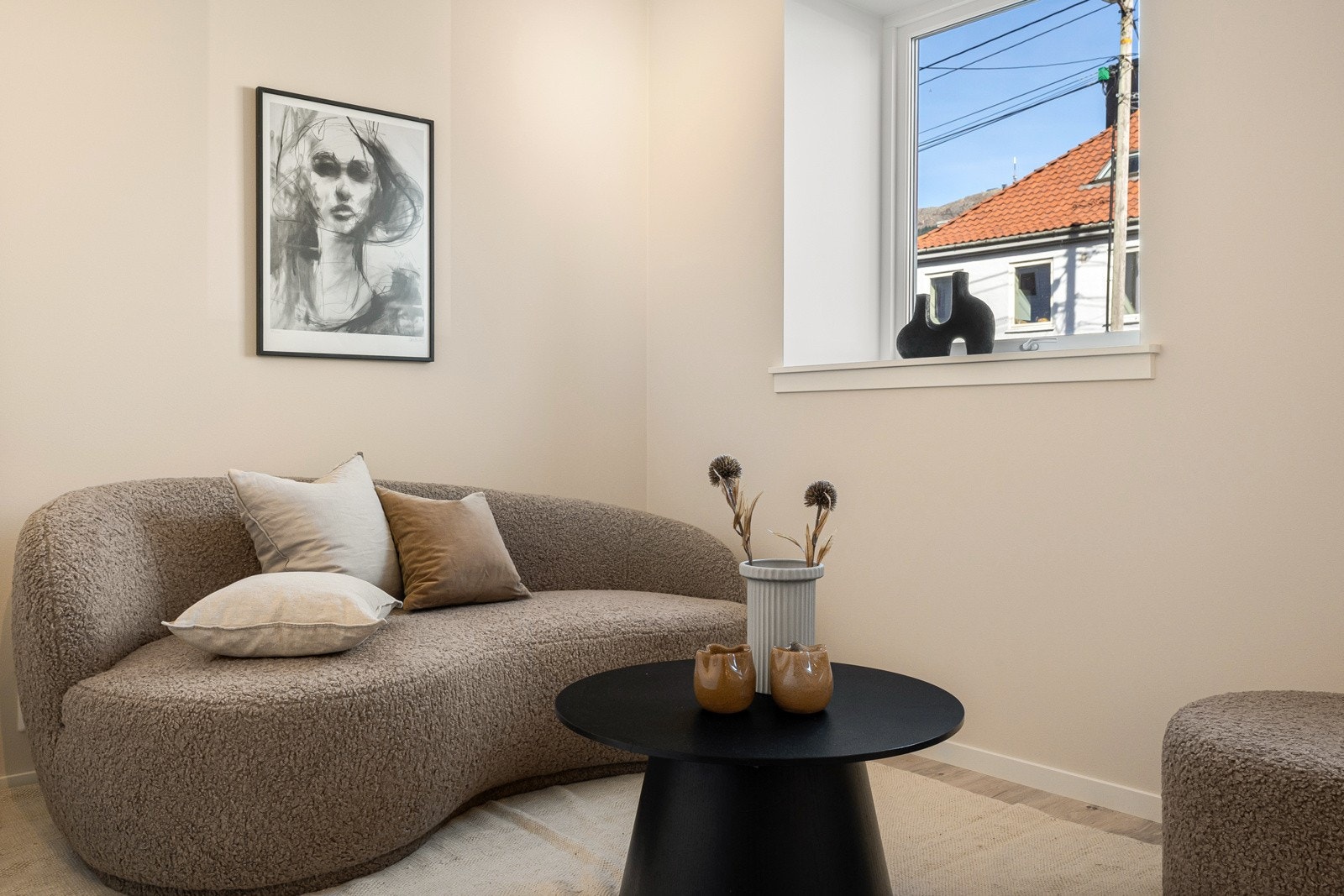 De tre vinduene gir godt naturlig lys i stuen Galleribilde